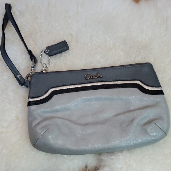 Coach Black and Gray Clutch Wristlet with Sleek Design - Picture 4 of 11